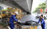 Công nhân dầm mình dưới bùn làm sạch sông Tô Lịch