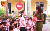 Học sinh Hà Nội thích thú khi được thực hành kiến thức an toàn giao thông