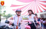 Học sinh Hà Nội thích thú khi được thực hành kiến thức an toàn giao thông