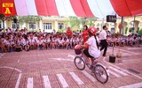 Học sinh Hà Nội thích thú khi được thực hành kiến thức an toàn giao thông