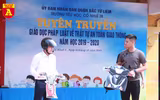 Học sinh Hà Nội thích thú khi được thực hành kiến thức an toàn giao thông