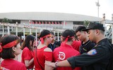 Cổ động viên cực nhiệt tại sân vận động Mỹ Đình