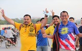 Cổ động viên cực nhiệt tại sân vận động Mỹ Đình