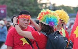 Cổ động viên cực nhiệt tại sân vận động Mỹ Đình