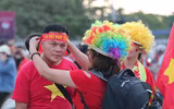 Cổ động viên cực nhiệt tại sân vận động Mỹ Đình