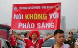 Cổ động viên cực nhiệt tại sân vận động Mỹ Đình