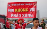 Cổ động viên cực nhiệt tại sân vận động Mỹ Đình