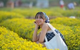 Giới trẻ Hà thành rạng rỡ ‘check in’ tại cánh đồng hoa cúc chi
