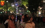 Biển người đổ về Hồ Gươm hân hoan đón năm mới 2020