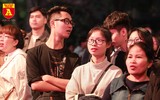Biển người đổ về Hồ Gươm hân hoan đón năm mới 2020