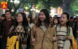 Biển người đổ về Hồ Gươm hân hoan đón năm mới 2020