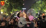 Biển người đổ về Hồ Gươm hân hoan đón năm mới 2020