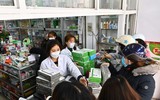 Nhiều nơi tranh thủ tăng giá, nhưng vẫn có điểm phát miễn phí khẩu trang