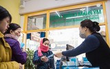 Nhiều nơi tranh thủ tăng giá, nhưng vẫn có điểm phát miễn phí khẩu trang