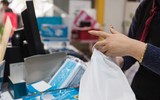 Nhiều nơi tranh thủ tăng giá, nhưng vẫn có điểm phát miễn phí khẩu trang