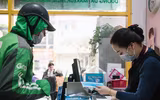Nhiều nơi tranh thủ tăng giá, nhưng vẫn có điểm phát miễn phí khẩu trang