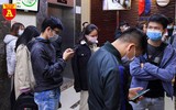 Người dân Thủ đô sử dụng khẩu trang nơi công cộng phòng chống Covid-19