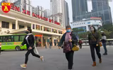 Người dân Thủ đô sử dụng khẩu trang nơi công cộng phòng chống Covid-19