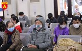 Người dân Thủ đô sử dụng khẩu trang nơi công cộng phòng chống Covid-19