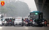 Người dân Thủ đô sử dụng khẩu trang nơi công cộng phòng chống Covid-19