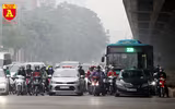 Người dân Thủ đô sử dụng khẩu trang nơi công cộng phòng chống Covid-19