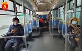 Người dân Thủ đô sử dụng khẩu trang nơi công cộng phòng chống Covid-19