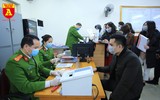 Người dân Thủ đô sử dụng khẩu trang nơi công cộng phòng chống Covid-19