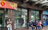 Người dân Thủ đô sử dụng khẩu trang nơi công cộng phòng chống Covid-19