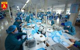 Bên trong xưởng sản xuất khẩu trang làm từ vải không dệt