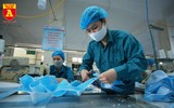 Bên trong xưởng sản xuất khẩu trang làm từ vải không dệt
