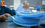 Bên trong xưởng sản xuất khẩu trang làm từ vải không dệt
