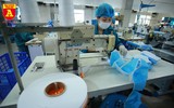 Bên trong xưởng sản xuất khẩu trang làm từ vải không dệt