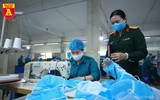 Bên trong xưởng sản xuất khẩu trang làm từ vải không dệt