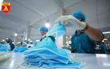 Bên trong xưởng sản xuất khẩu trang làm từ vải không dệt