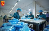 Bên trong xưởng sản xuất khẩu trang làm từ vải không dệt