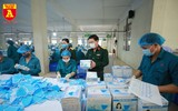 Bên trong xưởng sản xuất khẩu trang làm từ vải không dệt
