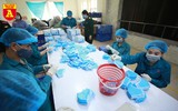 Bên trong xưởng sản xuất khẩu trang làm từ vải không dệt