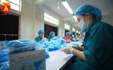 Bên trong xưởng sản xuất khẩu trang làm từ vải không dệt