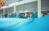 Bên trong xưởng sản xuất khẩu trang làm từ vải không dệt