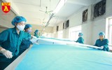 Bên trong xưởng sản xuất khẩu trang làm từ vải không dệt