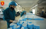 Bên trong xưởng sản xuất khẩu trang làm từ vải không dệt