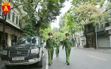 Công an Hà Nội tăng cường kiểm soát người ra đường, thực hiện nghiêm cách ly xã hội phòng ngừa Covid-19