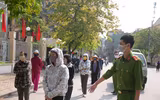 Những hình ảnh xúc động khi người nghèo ở Hà Nội nhận gạo cứu trợ