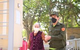 Những hình ảnh xúc động khi người nghèo ở Hà Nội nhận gạo cứu trợ