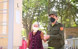 Những hình ảnh xúc động khi người nghèo ở Hà Nội nhận gạo cứu trợ