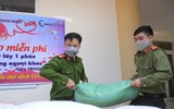 Những hình ảnh xúc động khi người nghèo ở Hà Nội nhận gạo cứu trợ