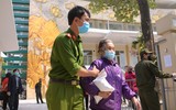 Những hình ảnh xúc động khi người nghèo ở Hà Nội nhận gạo cứu trợ