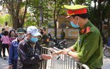Những hình ảnh xúc động khi người nghèo ở Hà Nội nhận gạo cứu trợ