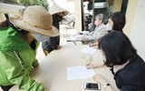 Những hình ảnh xúc động khi người nghèo ở Hà Nội nhận gạo cứu trợ