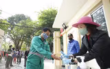 Những hình ảnh xúc động khi người nghèo ở Hà Nội nhận gạo cứu trợ